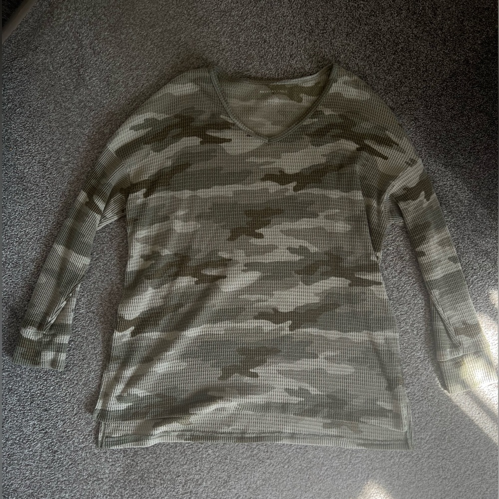 American Eagle Outfitters Camo High-Low Long-Sleeve
